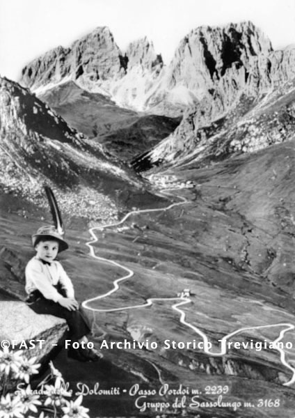 Panorama del Passo Pordoi con ritratto di bambino vestito da Alpino